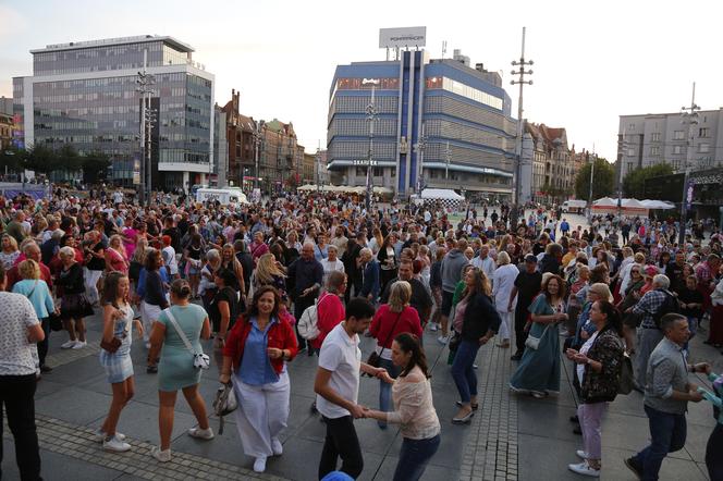 Potańcówka w centrum Katowic. Wyspiański znów porwał tłumy do szalonej zabawy