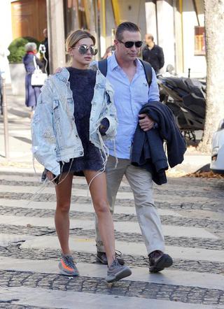 Hailey Baldwin na spacerze z tatą