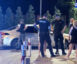 Atak ostrym narzędziem na Białołęce. Pod drzwiami pełno śladów krwi