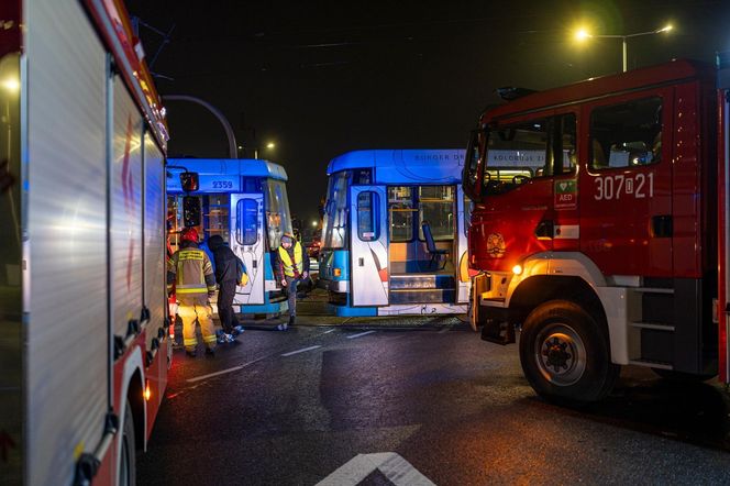 Zderzenie tramwaju linii 10 z autobusem 107 we Wrocławiu