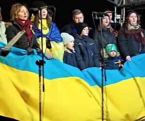 Manifestacja na pl. Solidarności w Szczecinie w pierwszą rocznicę inwazji na Ukrainę