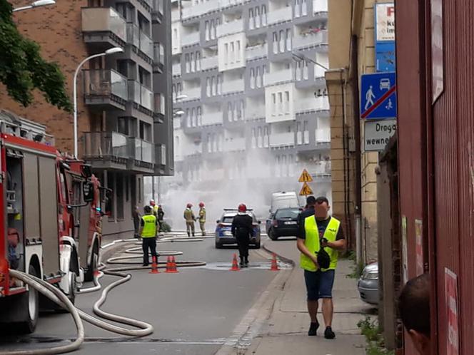 Pożar w centrum Wrocławia. Koparka uszkodziła gazociąg
