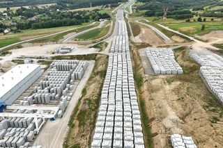 Betonowe elementy do budowy pierścieni tworzących obudowę nowego tunelu na S19
