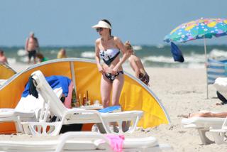 Agnieszka Dygant. Przykryła piersi chusteczką