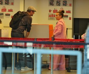 Anna Mucha z rodziną na lotnisku