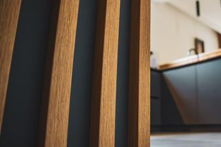 Lamele ścienne – hit nowoczesnych wnętrz! Czy tylko drewniane? Poznaj alternatywy!