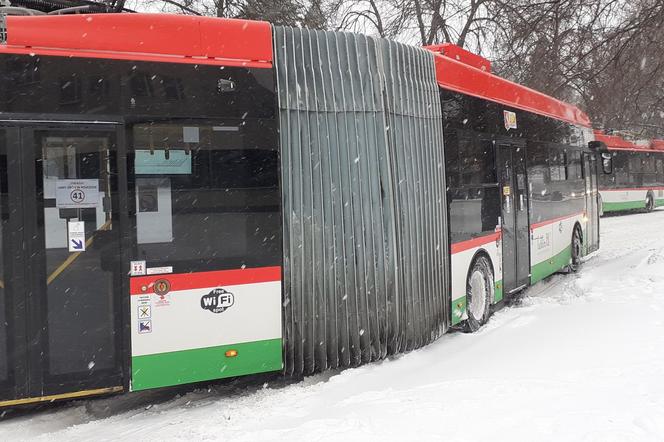 Autobus utknął w zatoczce na przystanku