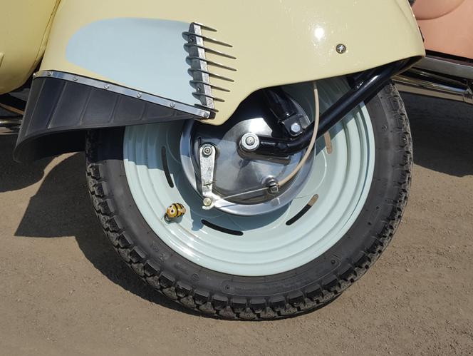 Osy kręciły kółka na stadionie żużlowym w Lesznie. Ogólnopolski zlot skuterów Osa Osieczna-Leszno 