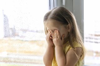 „Nie mam wyjścia, zostawiam dzieci w domu i idę na nocną zmianę”. 3-latka z Nidzicy nie jest wyjątkiem