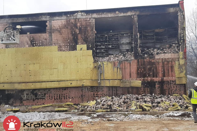 Kraków: PRZEŁOM! Pożar archiwum opanowany w PIĄTEJ DOBIE. Strażacy ROZBIORĄ budynek 