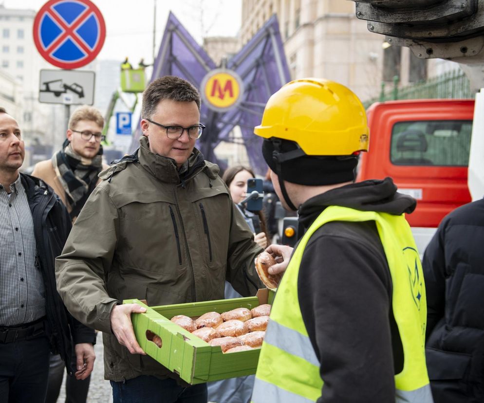 Szymon Hołownia rozdaje pączki