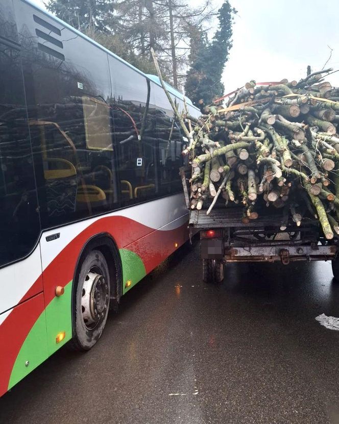 Województwo lubelskie. Przewoził gałęzie. Rozbił szyby w autobusie