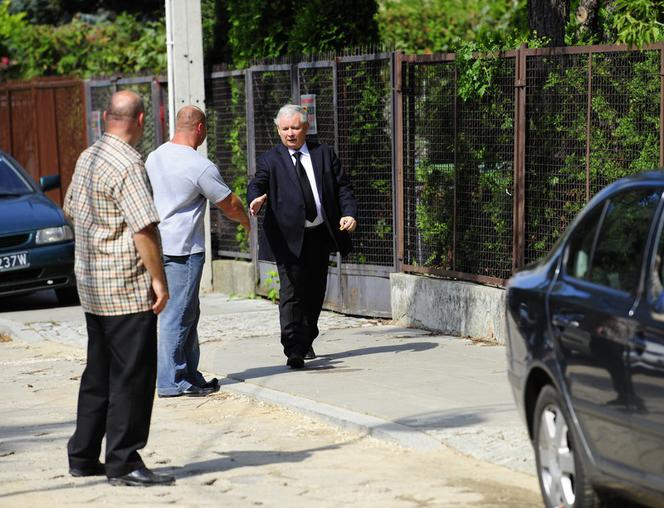Jarosław Kaczyński z ochroniarzami przed domem na Żoliborzu