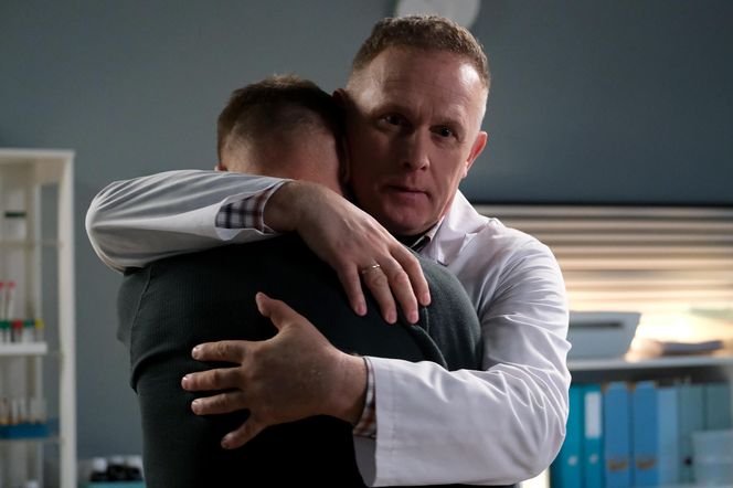 M jak miłość, odc. 1876. Paweł (Rafał Mroczek), Artur (Robert Moskwa)