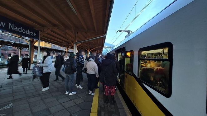 Kolejowy koszmar we Wrocławiu. "Ludzie wiszą na drzwiach, podróżujemy jak sardynki" 