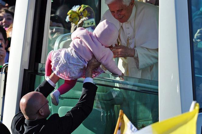 Papież Benedykt XVI pobłogosławił małą Polkę 