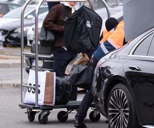 Robert Lewandowski ze szpanerką siatą wysiadł z samolotu