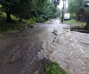 Zalane ulice i posesje. Trudna noc w gminie Goleszów w powiecie cieszyńskim