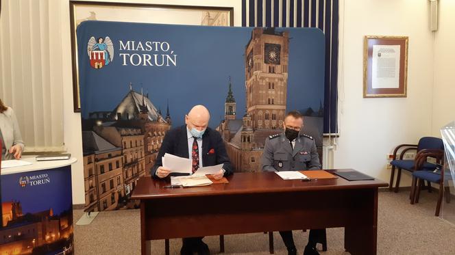 Policja i Urząd Miasta Torunia podpisały umowę. 675 tysięcy złotych dla funkcjonariuszy