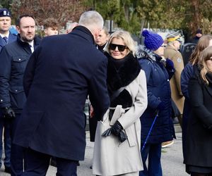 Joanna Racewicz ociera łzy przy grobie męża, pocieszyła ją Barbara Nowacka