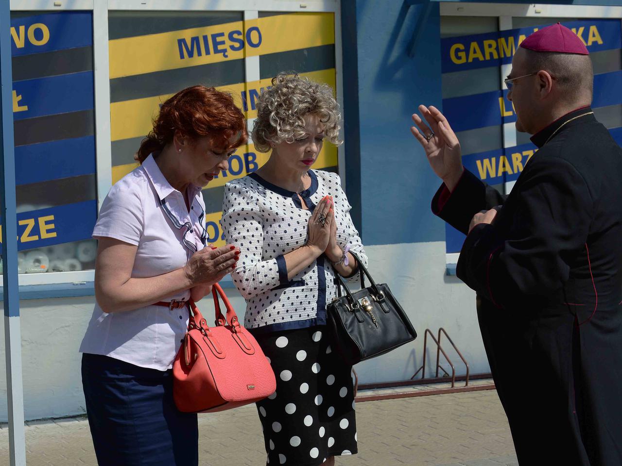 Ranczo 9 sezon. Halina (Violetta Arlak), Lodzia (Magdalena Kuta), ksiądz (Cezary Żak)