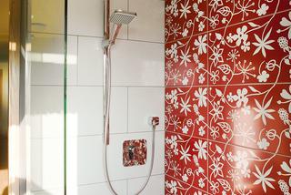 Wzorzyste płytki w łazience w nowoczesnych wnętrzach