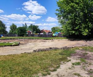 ZOBACZ ZDJĘCIA z postępów budowy toru pumptrack nad zalewem Muchawka