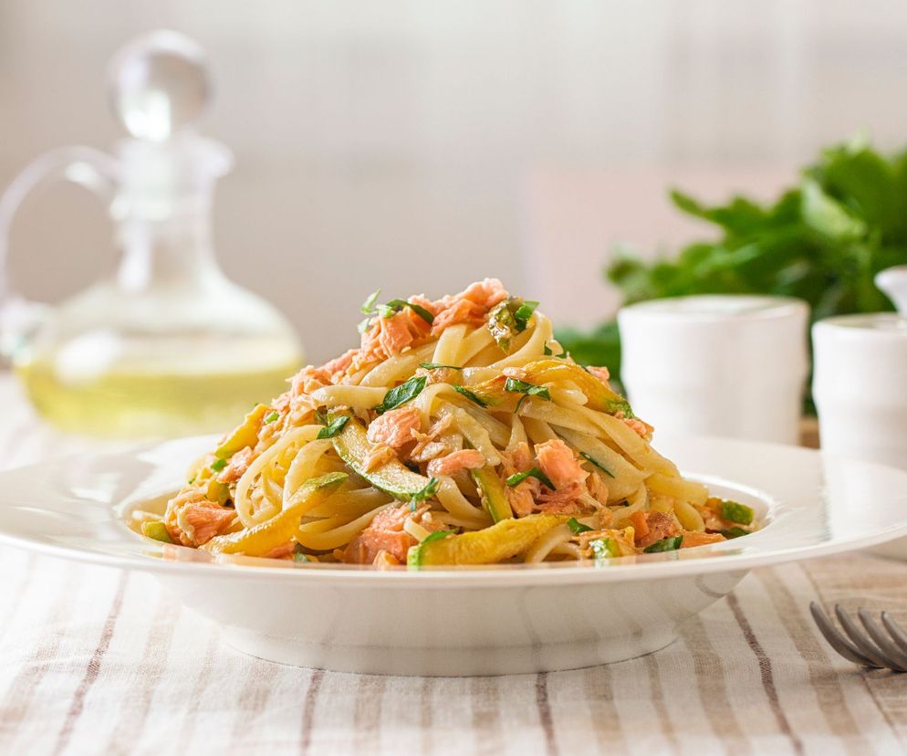 Makaron z łososiem i cukinią: delikatny, pożywny, efektowny