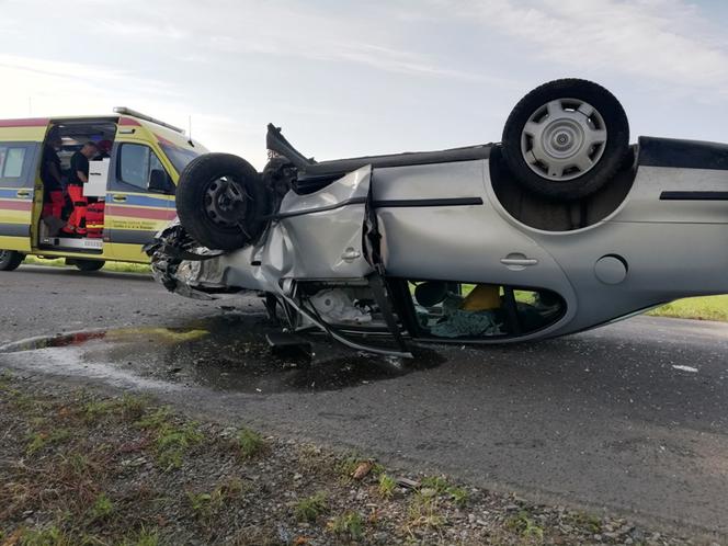 GROŹNY WYPADEK w miejscowości Lutkowo. Kobieta uderzyła w drzewo, a następnie DACHOWAŁA