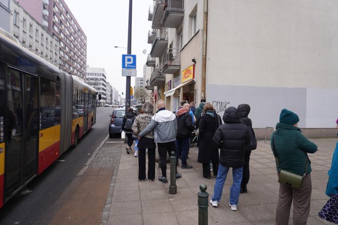 Tłusty Czwartek 2025 w Warszawie. Kolejka pod cukiernią "Pawłowicz" na Żelaznej