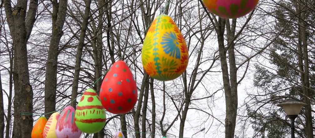 Pisankowa aleja w parku miejskim w Lipsku na Podlasiu