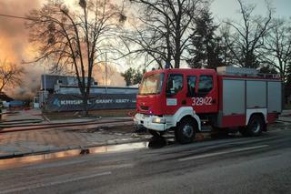 Pożar hali przy ul. Wycieczkowej. W akcji bierze udział 12 zastępów straży pożarnej