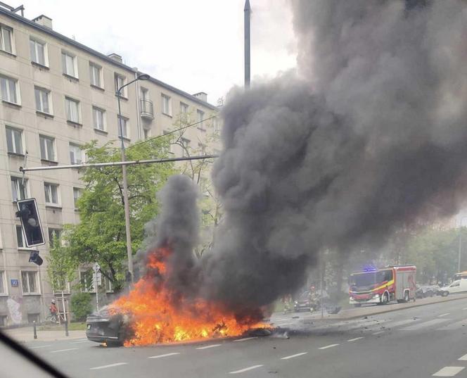 Autem elektrycznym huknął w słup, pojazdstanął w ogniu