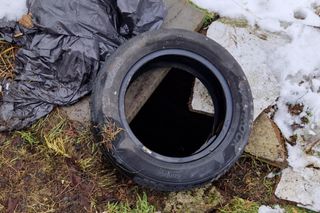 Jelenia Góra. Pod samochodami zapadła się ziemia. „Teren jest niestabilny”