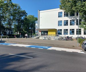 ​Ktoś przemalował strefę „Pocałuj i Jedź” przy Szkole Podstawowej nr 10 w Lesznie. Bo kojarzyła się z barwami Ukrainy