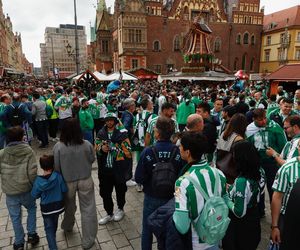 Kibice opanowali Wrocław. Tak wygląda stolica Dolnego Śląska w dniu finału Ligi Konferencji