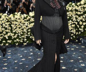 Rihanna ogłosiła ciążę na Met Gali 2025. Okrągły brzuszek wcisnęła w gorset!