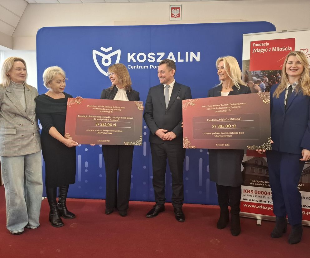 Para prezydencka przekazała na ręce przedstawicielek fundacji i hospicjum symboliczne czeki.
