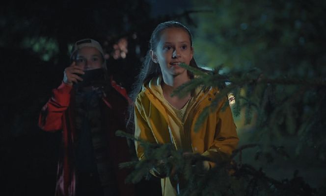 M jak miłość, odcinek jubileuszowy. Misiek (Aleksander Bożyk). Hania (Wiktoria Basik)