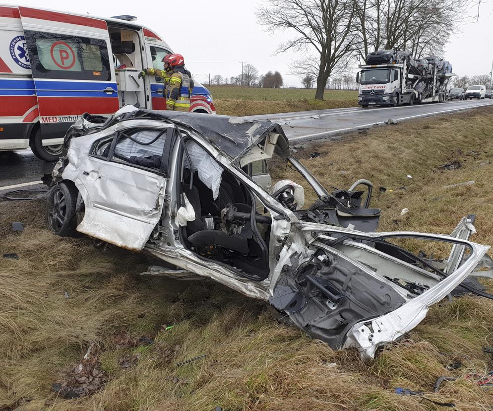 Śmiertelny wypadek na DK11 pod Kluczborkiem! 42-latek zginął po zderzeniu z tirem 
