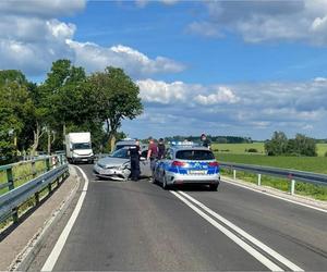 Miał dwa woreczki suszu w aucie i cofnięte prawko. Uciekał przed policjantami