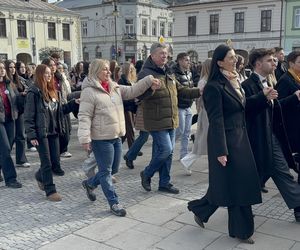 Maturzyści z Nowego Sącza zatańczyli poloneza na Rynku 