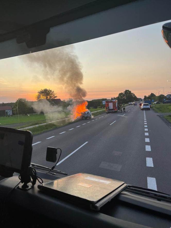 Auto uderzyło w betonowy przepust. Potem stanęło w płomieniach