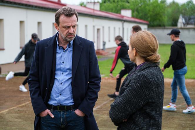 Na Wspólnej odc. 3312. Krzysztof Smolny (Łukasz Konopka), dyrektorka poprawczaka Żabiniec (Ewa Kaczmarek-Domagalska)