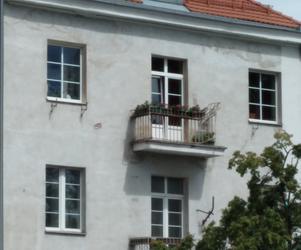 Zdeformowana balustrada balkonu przy Powsińskiej