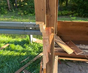 Wandale zniszczyli drewniane przystanki autobusowe