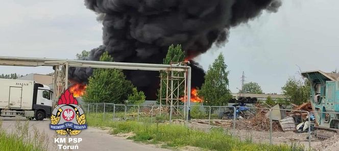 Pożar składowiska opon w Toruniu. Dym widoczny z daleka