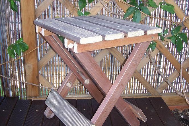 Meble z recyklingu - drewniany taboret na taras lub do ogrodu