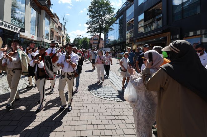 150-lecie przewodnictwa tatrzańskiego. Przemarsz przewodników po Krupówkach w Zakopanem