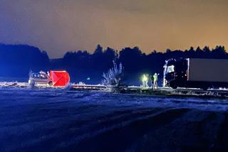 Koszmar pod Żyrardowem. 43-latek potrącony przez tira i samochód. Nie żyje